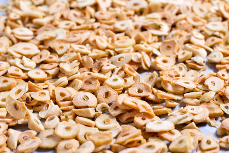 A very close view of a layer of flaked garlic, close upの写真素材