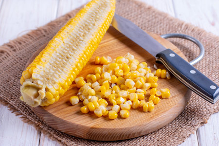 Cut the corn grain. Frozen Corn