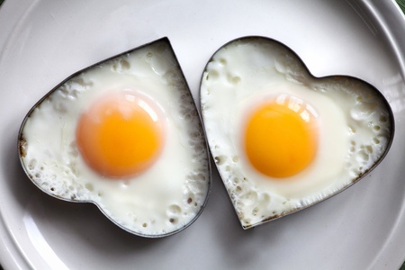 Fried egg on heart-shaped .
の写真素材