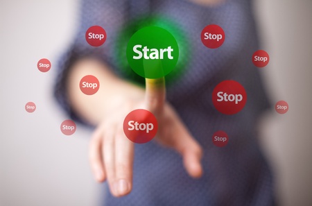 woman hand pressing START buttonの写真素材