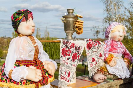 Tea ceremony outdoors - Russian Culture   Russian samovar and bagels のeditorial素材