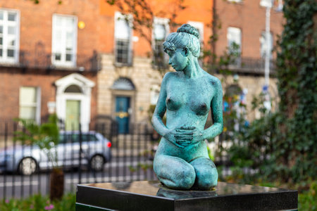 Dublin, Ireland- 10 November 2015: Pregnant naked woman Statue in Merrion Square, compact park in Georgian square.のeditorial素材