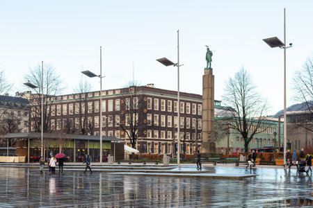 Bergen, Norway- 12 December 2015: Statue of Christian Michelsen by Gustav Vigeland with Rikstelegraf and Rikstelefon building in background. Bronze memorial at Festplassen.のeditorial素材