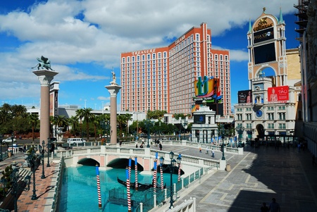 LAS VEGAS - MAR 4: Treasure Island located in the center of Vegas Strip with 2,664 rooms and 220 suites as the famous landmark on March 4, 2010 in Las Vegas, Nevada.のeditorial素材
