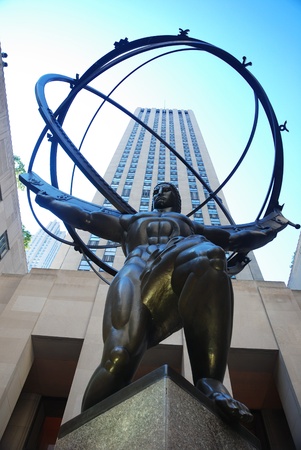 NEW YORK CITY - SEP 5: Fifth Avenue, as a symbol of wealthy New York and one of the most expensive streets in the world, with Atlas statue, September 5, 2009 in Manhattan, New York City. のeditorial素材