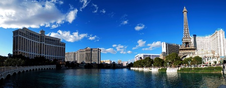 Las Vegas, Nevada - March 4, Las Vegas Paris and Bellagio Hotel Casino panorama over lake with Eiffel Tower on strip, March 4, 2010 in Las Vegas, Nevada.のeditorial素材