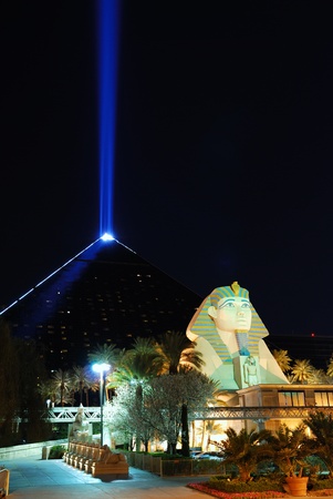 LAS VEGAS - MAR 4: The Luxor, among the most recognizable hotels on the popular Vegas strip because of its striking design and bright light., at night on March 4, 2010 in Las Vegas, Nevada. のeditorial素材