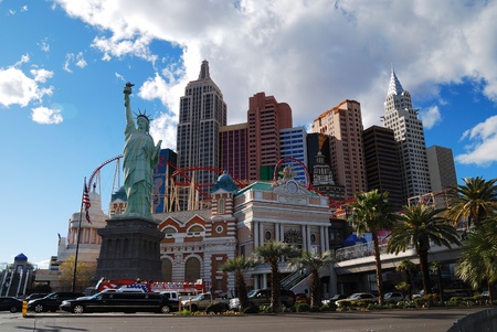 LAS VEGAS - MAR 4: New York-New York hotel casino creating the impressive New York City skyline with skyscraper towers and Statue of Liberty replica on March 4, 2010 in Las Vegas, Nevada.のeditorial素材