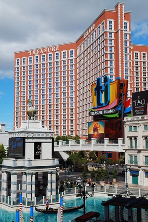 LAS VEGAS - MAR 4: Treasure Island located in the center of Vegas Strip with 2,664 rooms and 220 suites as the famous landmark on March 4, 2010 in Las Vegas, Nevada. のeditorial素材