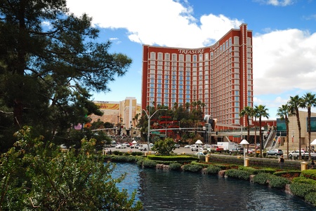 LAS VEGAS - MAR 4: Treasure Island located in the center of Vegas Strip with 2,664 rooms and 220 suites as the famous landmark on March 4, 2010 in Las Vegas, Nevada. のeditorial素材