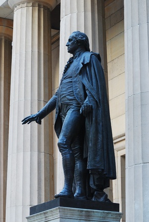 NEW YORK CITY - JAN 1: Wall Street with George Washington statue in Manhattan Finance district during United States economy recovery, January 1, 2010 in Manhattan, New York City. のeditorial素材