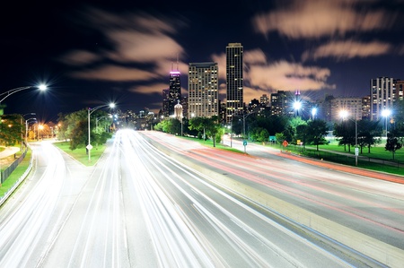 Chicago city urban skyline with skyscraper and busy traffic light trails at night.のeditorial素材
