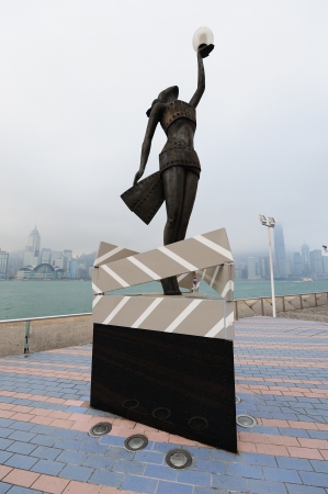 HONG KONG, CHINA - APR 17: Statue and skyline in Avenue of Stars on April 17, 2012 in Hong Kong, China. The promenade honours celebrities of the Hong Kong film industry as the famous city attraction.のeditorial素材