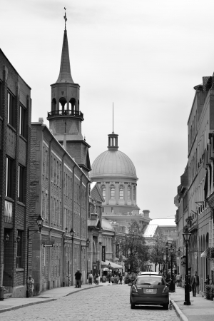 MONTREAL, CANADA - SEP 8: City street view with busy traffic on September 8, 2012 in Montreal, Canada. It is the largest city in Quebec, the second-largest in Canada and the 15th-largest in North America.のeditorial素材
