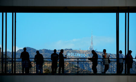 Los Angeles, CA - MAY 18: Tourists and Hollywood sign on May 18, 2014 in Los Angeles. Started as a small community, it evolved into the home of world famous film industryのeditorial素材