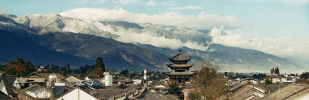 Dali old town rooftop view with cloudy Mt Cangshan. Yunnan, China.のeditorial素材