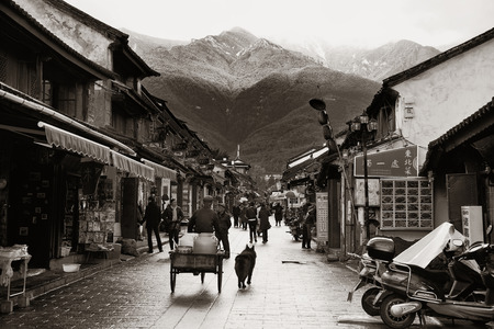 DALI, CHINA - DEC 5: Street view on December 5, 2014 in Dali, China. Dali is the ancient capital of Nanzhao in 8-9th centuries and Kingdom of Dali and major travel attractions in China.のeditorial素材