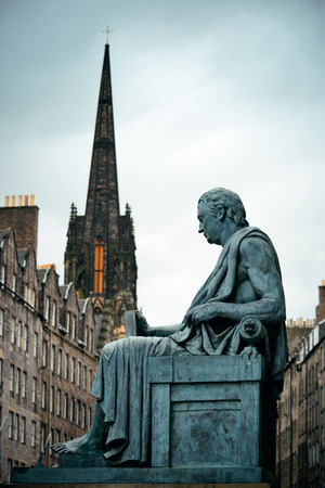 Statue and Edinburgh city view in United Kingdom.のeditorial素材