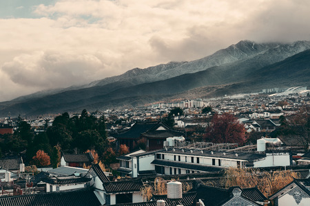 Dali old town rooftop view with cloudy Mt Cangshan. Yunnan, China.のeditorial素材