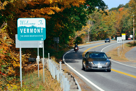 VERMONT - OCT 11: Welcome sign and road traffic on October 11, 2015 in Vermont. Forests cover approximately 75% of its total land area, Vermont is the 2nd least populous in US.のeditorial素材