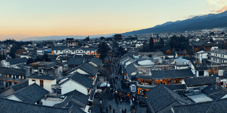DALI, CHINA - DEC 5: Street view on December 5, 2014 in Dali, China. Dali is the ancient capital of Nanzhao in 8-9th centuries and Kingdom of Dali and major travel attractions in China.のeditorial素材