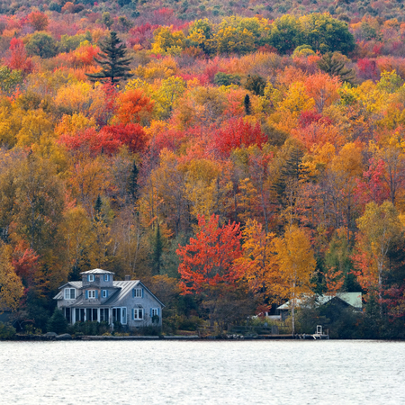 Lake house with Autumn foliage and mountains in New England Stoweの写真素材