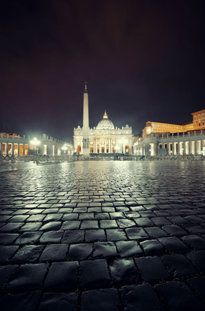 St. Peterâs Basilica at night in Vatican City.の写真素材