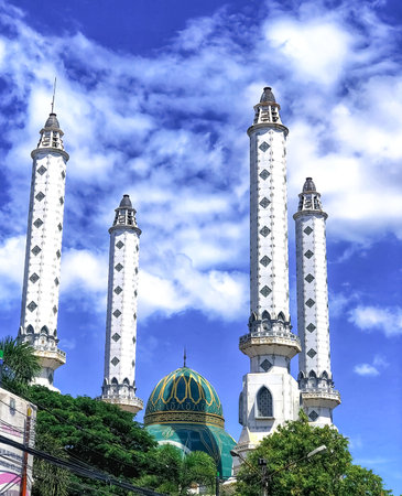 April 2023, Nurul Ikhlas Great Mosque Cilegon-Banten-IDN
The four minarets of the Great Mosque of Cilegon against the background of a beautiful blue sky with white cloudsの写真素材