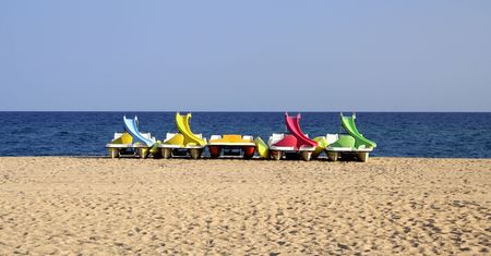 Pedalos on the beachの素材 [FY3102195879]