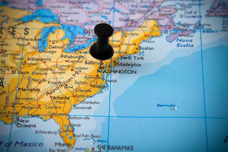 Small pin pointing on Washington (USA) in map of North America の写真素材