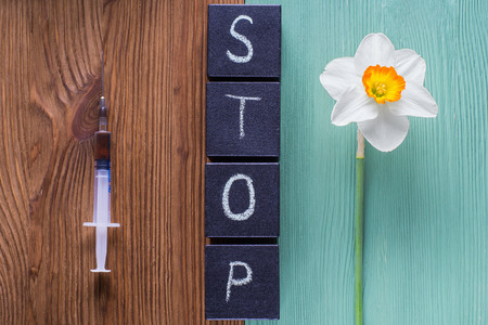 The concept of stop drug addiction. Choosing between drugs and a healthy lifestyle.の写真素材