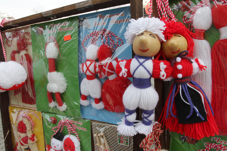 Red and white Martenitsi on outdoor market for martenici in Sofia, Bulgaria on Feb 8, 2016. Martenitsa or martenitza is given on 1st March as a symbol of health and prosperity. Red and white threads for healthのeditorial素材