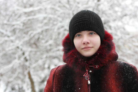 The teen poses in a winter parkの写真素材