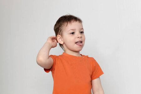 Portrait of a kid on the wall backgroundの写真素材