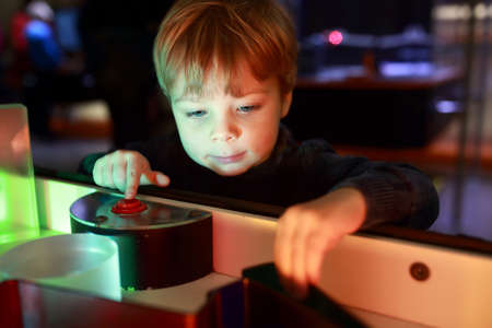 Boy playing with refraction of light in labの写真素材