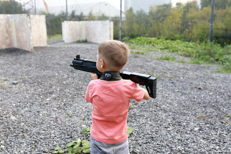 Kid playing laser tag in outdoor areaの販売画像