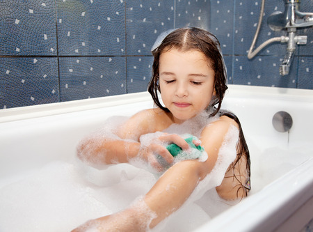  bath little girl little girl washing her hand sitting in the bathの素材 [FY31051162518] |  ストックフォトの Qlean Market（キュリンマーケット）