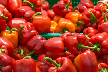 Red Capsicum In Vegetable Market Displayの写真素材