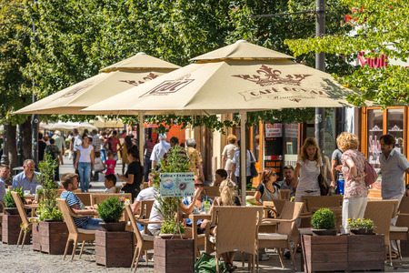 SIBIU, ROMANIA - AUGUST 19, 2014: People Having Lunch Downtown Sibiu On Nicolae Balcescu Street.のeditorial素材