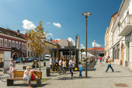 CLUJ NAPOCA, ROMANIA - AUGUST 22, 2014: Tourists Walking Downtown In The Old Center Of Cluj Napoca.のeditorial素材