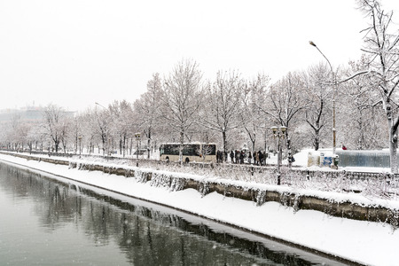 BUCHAREST, ROMANIA - DECEMBER 29, 2014: Heavy Traffic Near Dambovita River During Heavy Snowfall In Winter.のeditorial素材