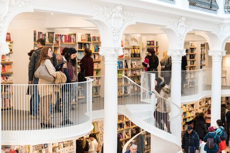 BUCHAREST, ROMANIA - MARCH 07, 2015: People Shopping For Literature Books In Library Mall.のeditorial素材