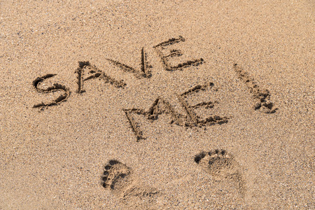 Save Me Sign Drawn On Beach Sandの写真素材