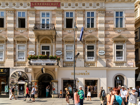 VIENNA, AUSTRIA - AUGUST 10, 2015: Tourists Visiting And Shopping On Graben Street, One Of The Most Famous Shopping Streets And Important Promenades In Vienna's City Centre.のeditorial素材