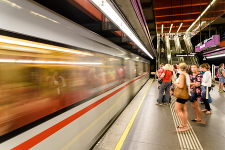 VIENNA, AUSTRIA - AUGUST 25, 2015: People Waiting For Train In Subway Station In Downtown Vienna.のeditorial素材