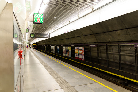 VIENNA, AUSTRIA - AUGUST 25, 2015: People Waiting For Train In Subway Station In Downtown Vienna.のeditorial素材