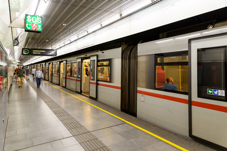 VIENNA, AUSTRIA - AUGUST 25, 2015: People Waiting For Train In Subway Station In Downtown Vienna.のeditorial素材