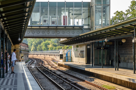 VIENNA, AUSTRIA - AUGUST 29, 2015: People Waiting For Train In Subway Station In Downtown Vienna.のeditorial素材
