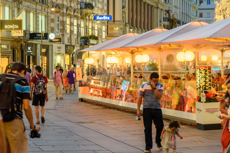 VIENNA, AUSTRIA - AUGUST 25, 2015: Tourists Visiting And Shopping On Graben Street In The Night, One Of The Most Famous Shopping Streets And Important Promenades In Vienna's City Centre.のeditorial素材