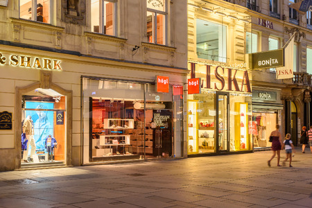 VIENNA, AUSTRIA - AUGUST 25, 2015: Tourists Visiting And Shopping On Graben Street In The Night, One Of The Most Famous Shopping Streets And Important Promenades In Vienna's City Centre.のeditorial素材